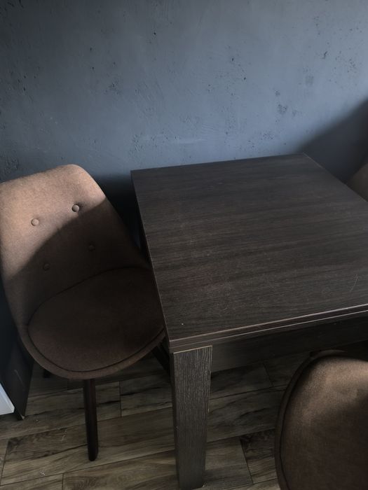 Stół i trzy krzesła