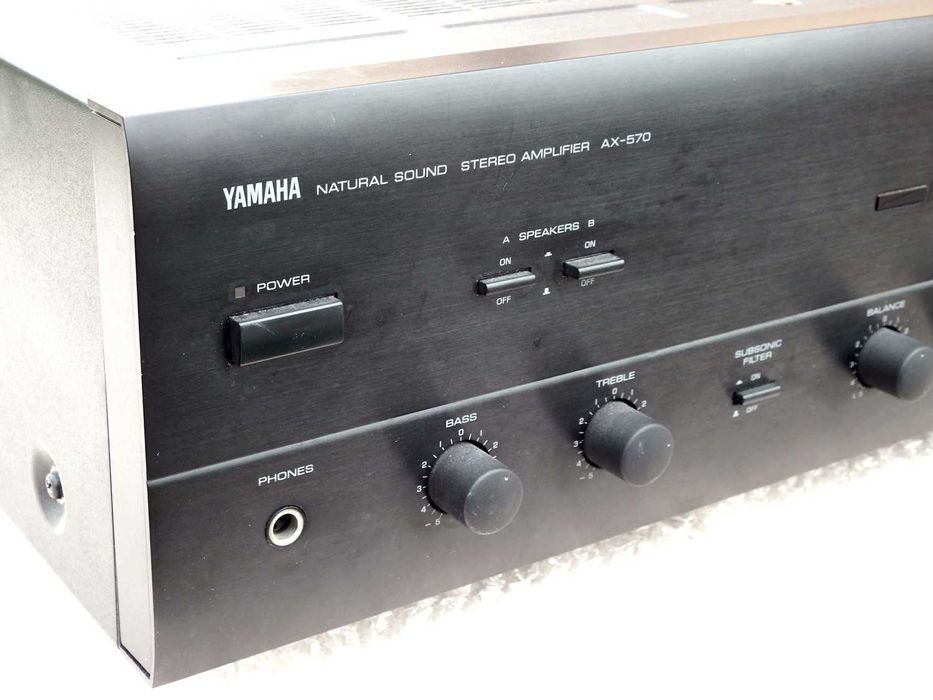 Melodyjny wzmacniacz YAMAHA AX-570