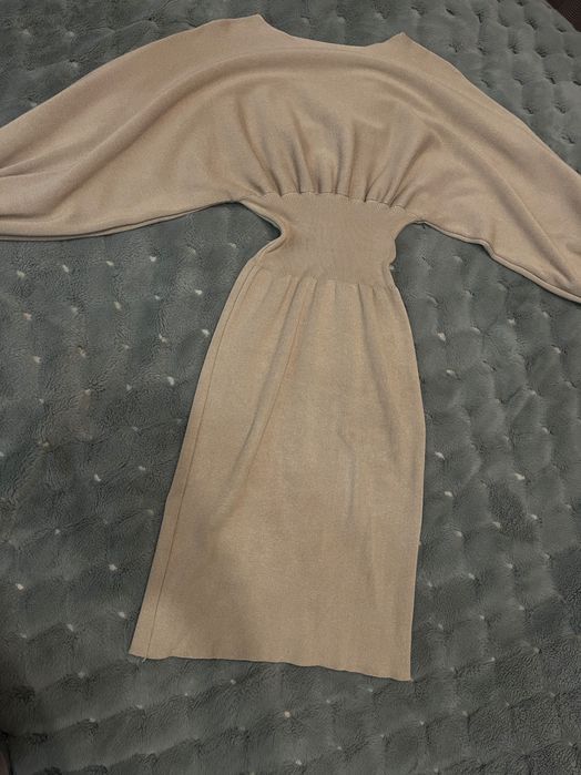 Плаття Вʼязане в рубчик. Виділяє талію