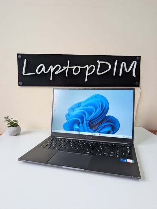 Ультрабук Samsung NP750XED-KB2UK/I5-1235U/8/256/15.6/FHD/IPS/сучасний