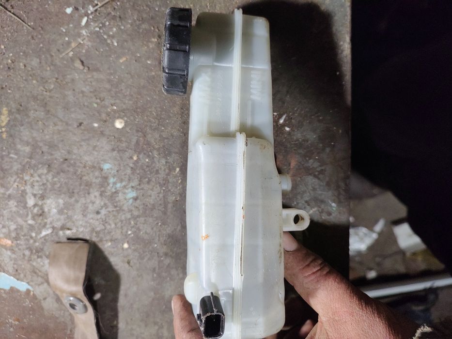 Розширюючий бачок головного гальмівного циліндра Меган 3