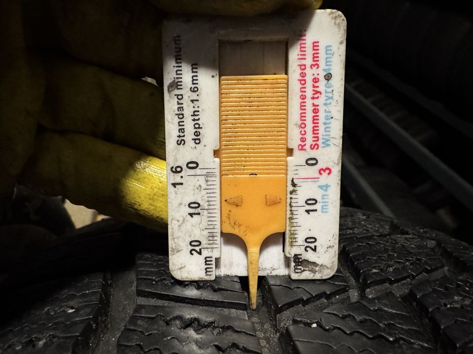 Шини зимні Б/У 205/60R16 Maxxis ArcticTrekker