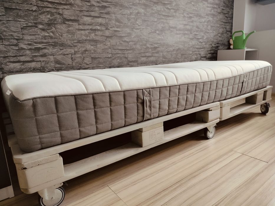 Łóżko z palet z materacem