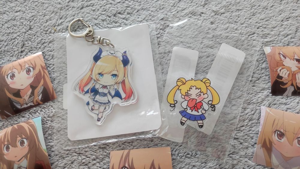 Zestaw Anime brelok, przypinka, naklejki