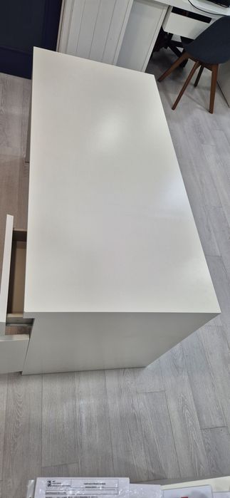 Secretaria de escritorio branca do ikea 140x65cm com modulo gavetas do