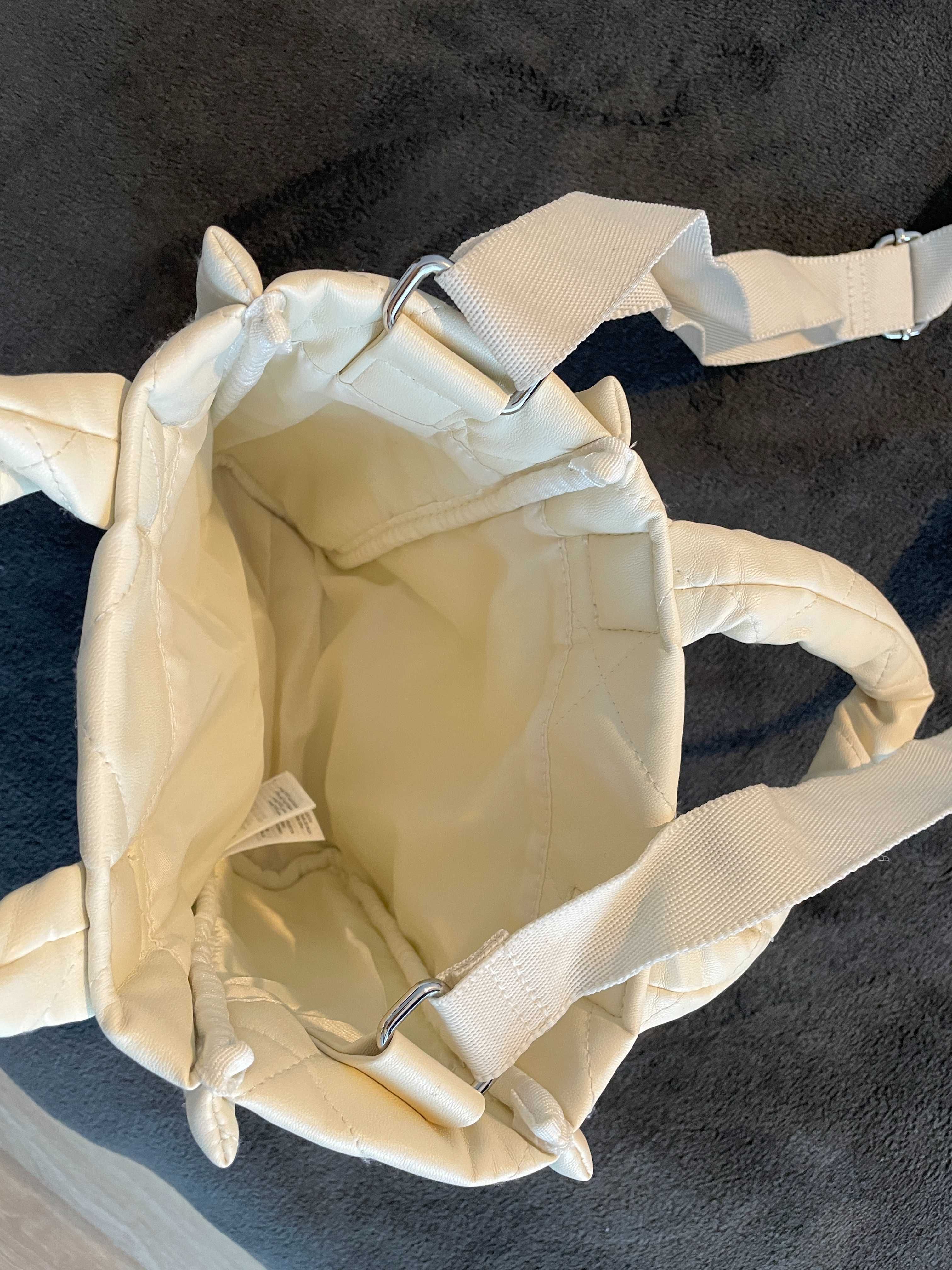 Mała torba damska pikowana beżowa Divided H&M na ramię lato