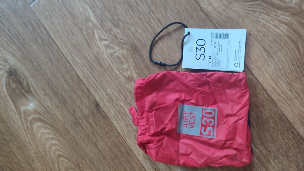 Жилетка, дождевик, зимний костюм.