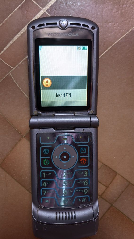 Продам мобильный телефон Motorola Razr v3.