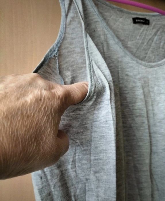 Koszulka z wycięciami na ramionach