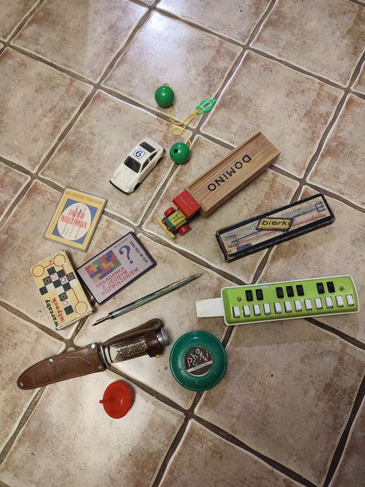 Zestaw starych zabawek, gadżetów z PRL-u