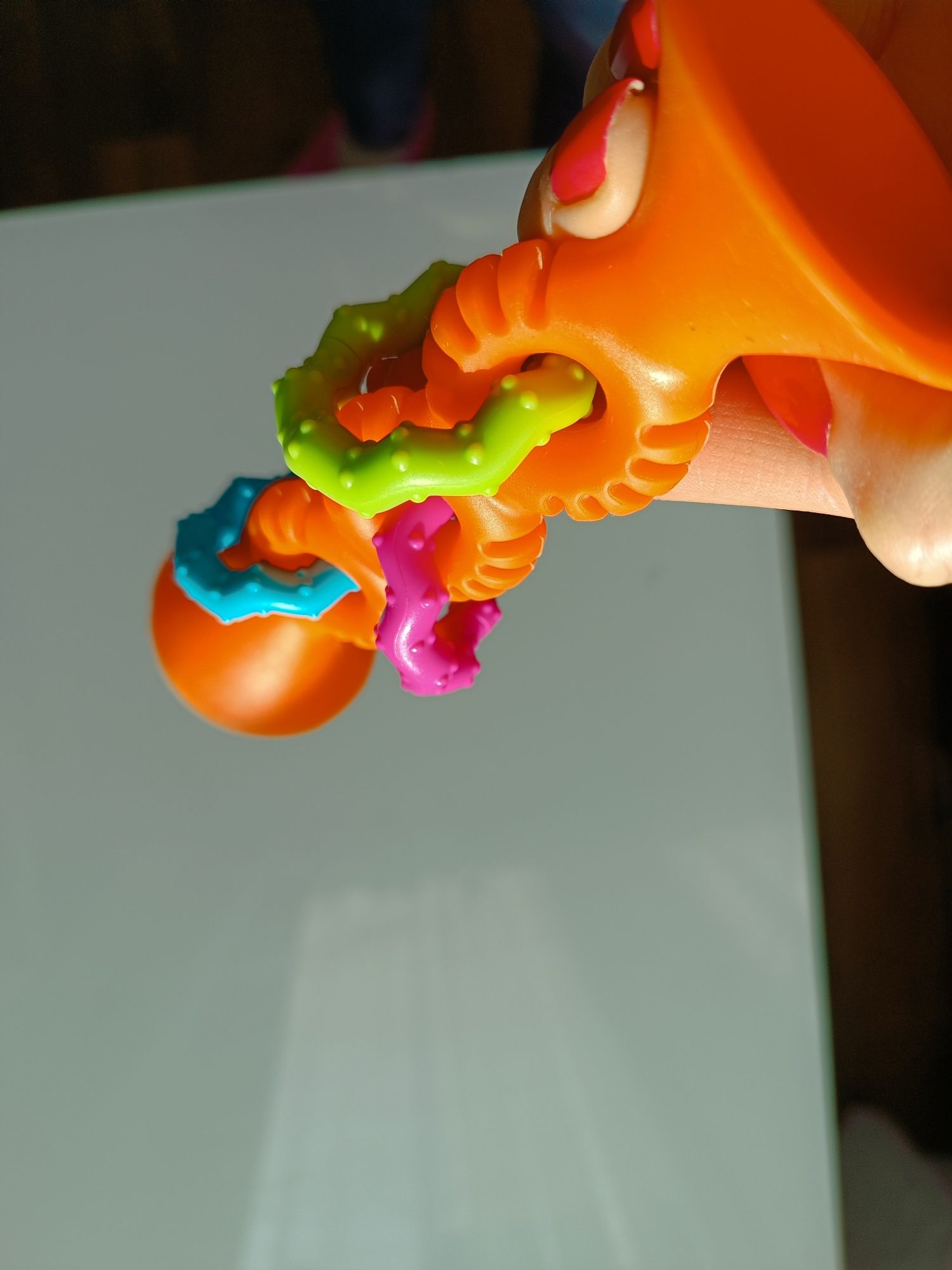 Gryzak FAT Brain Toys przyssawka grzechotka silikonowa