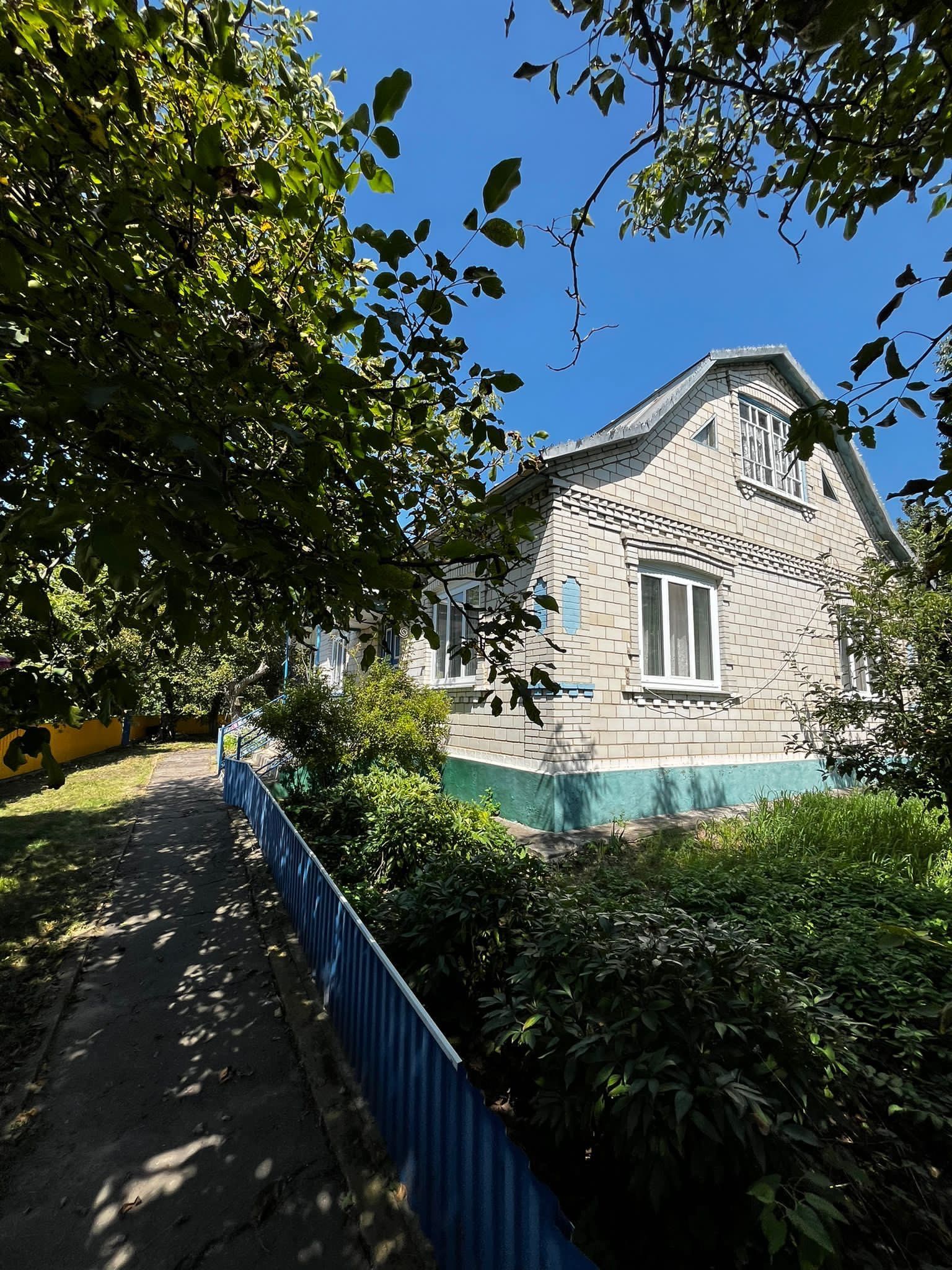 Просторий будинок 103 м², зручне розташування