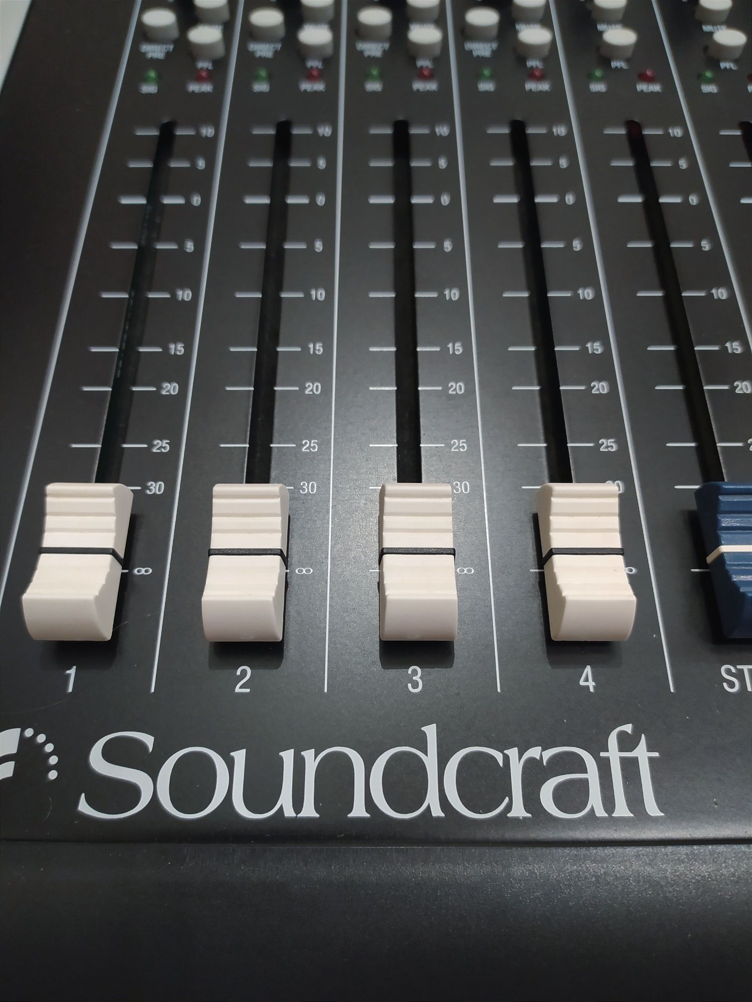 Микшер, пульт Soundcraft Spirit M4