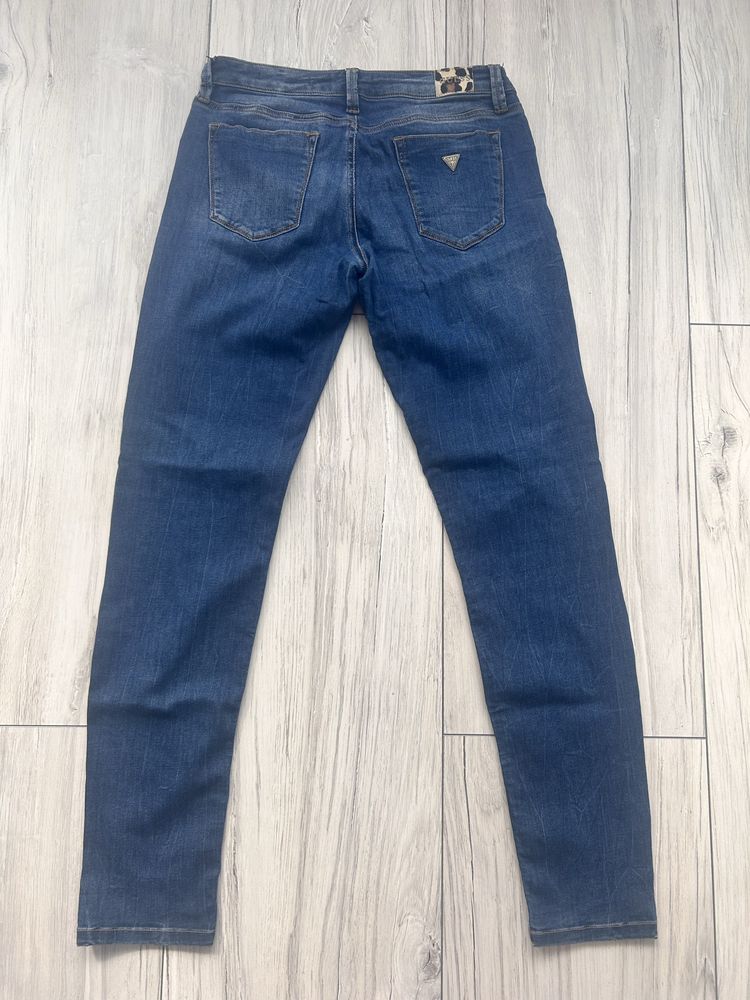 Jeansy Guess.