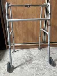 Складные ходунки на 2 колёсиках для инвалидов или пожилых людей