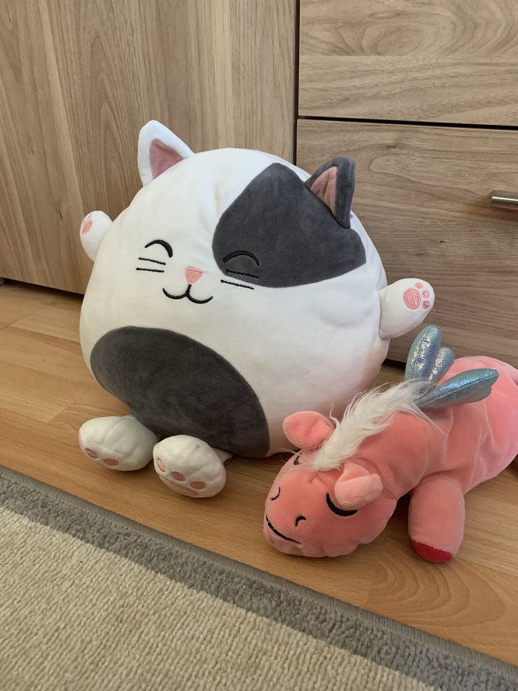 Maskotka kotek Squishmallows i gratis pluszowy piornik różowy