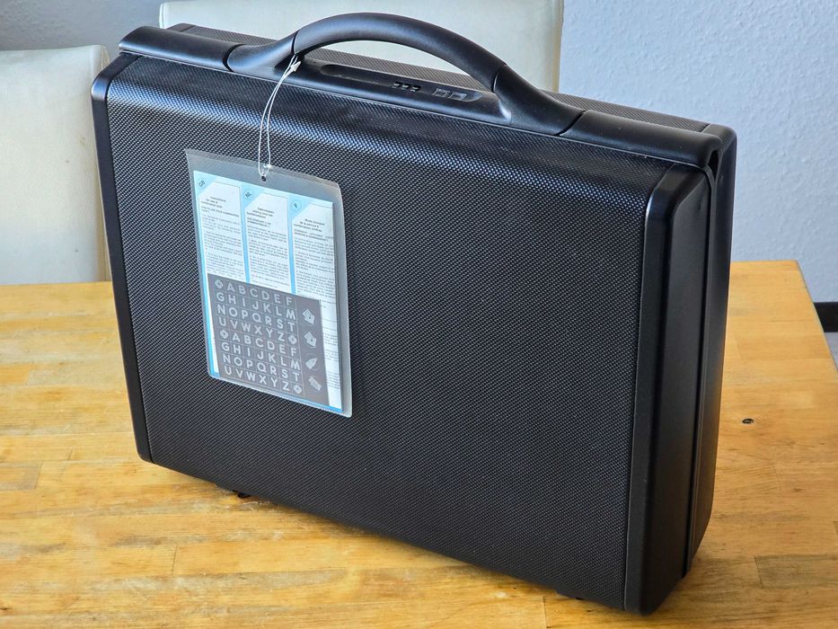 Новий портфель Samsonite з твердим корпусом.