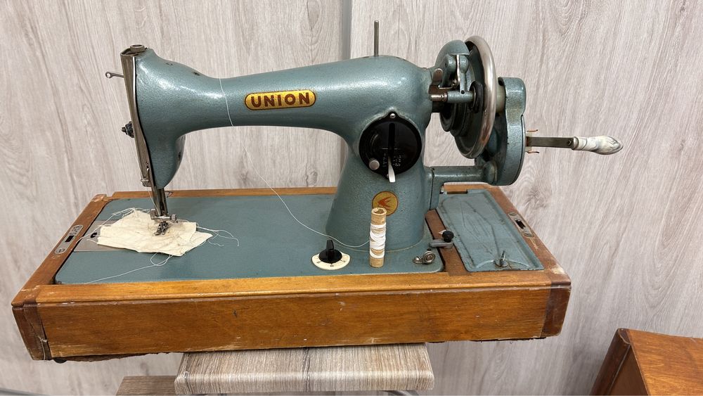 Швейна машинка. Настільна, ручна, проста.