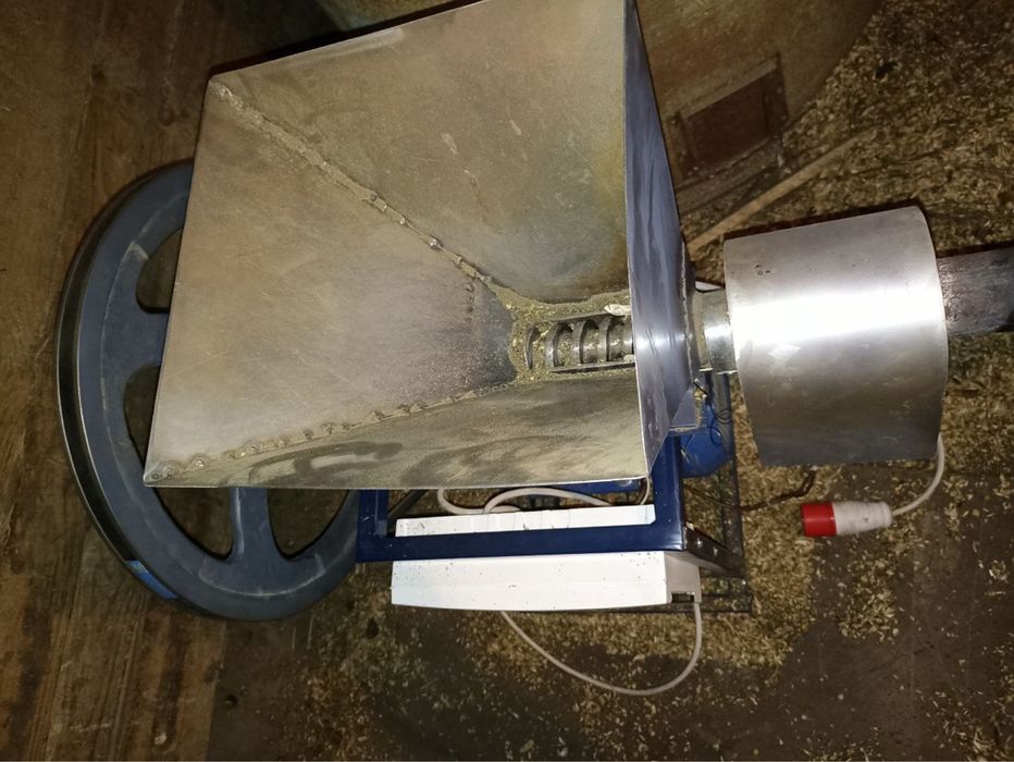 Прес для брикету з елеваторних відходів