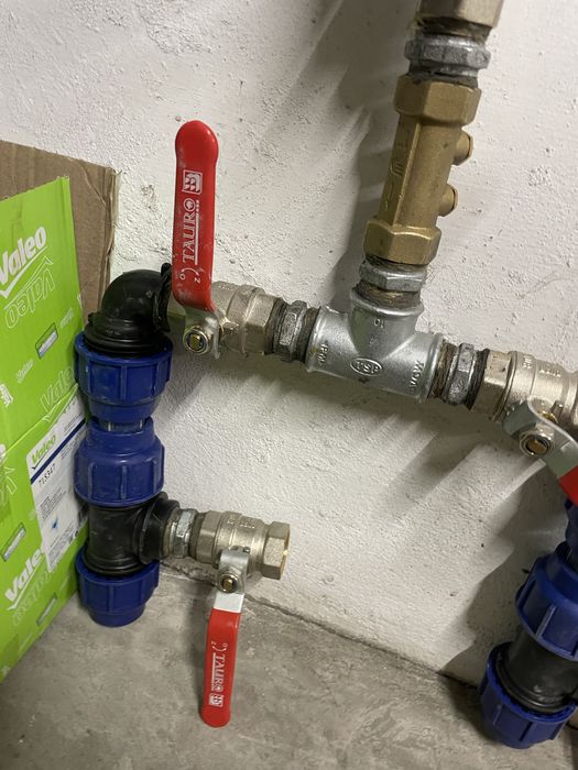 Zestaw do studni wodomierzowej z wyjściem dla budynku i do ogrodu