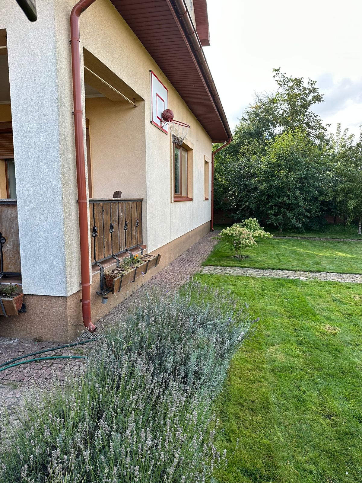 ТЕРМІНОВИЙ ПРОДАЖ! с. Боголюби 2пов. 307м2, 10сот. Єврорем.,меблі!