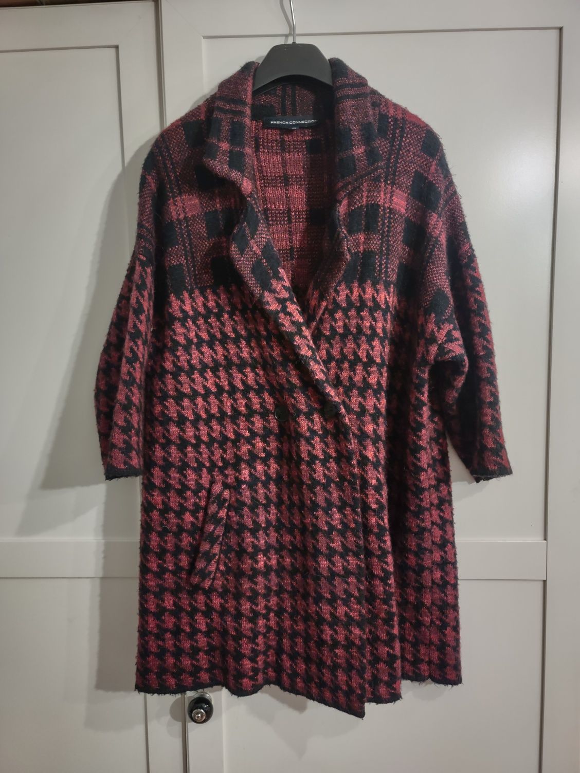 Sweter, narzutka w kratkę czerwono-czarną, rozmiar S/M