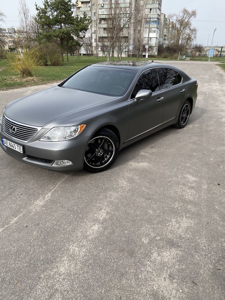 У продажу Lexus ls 460