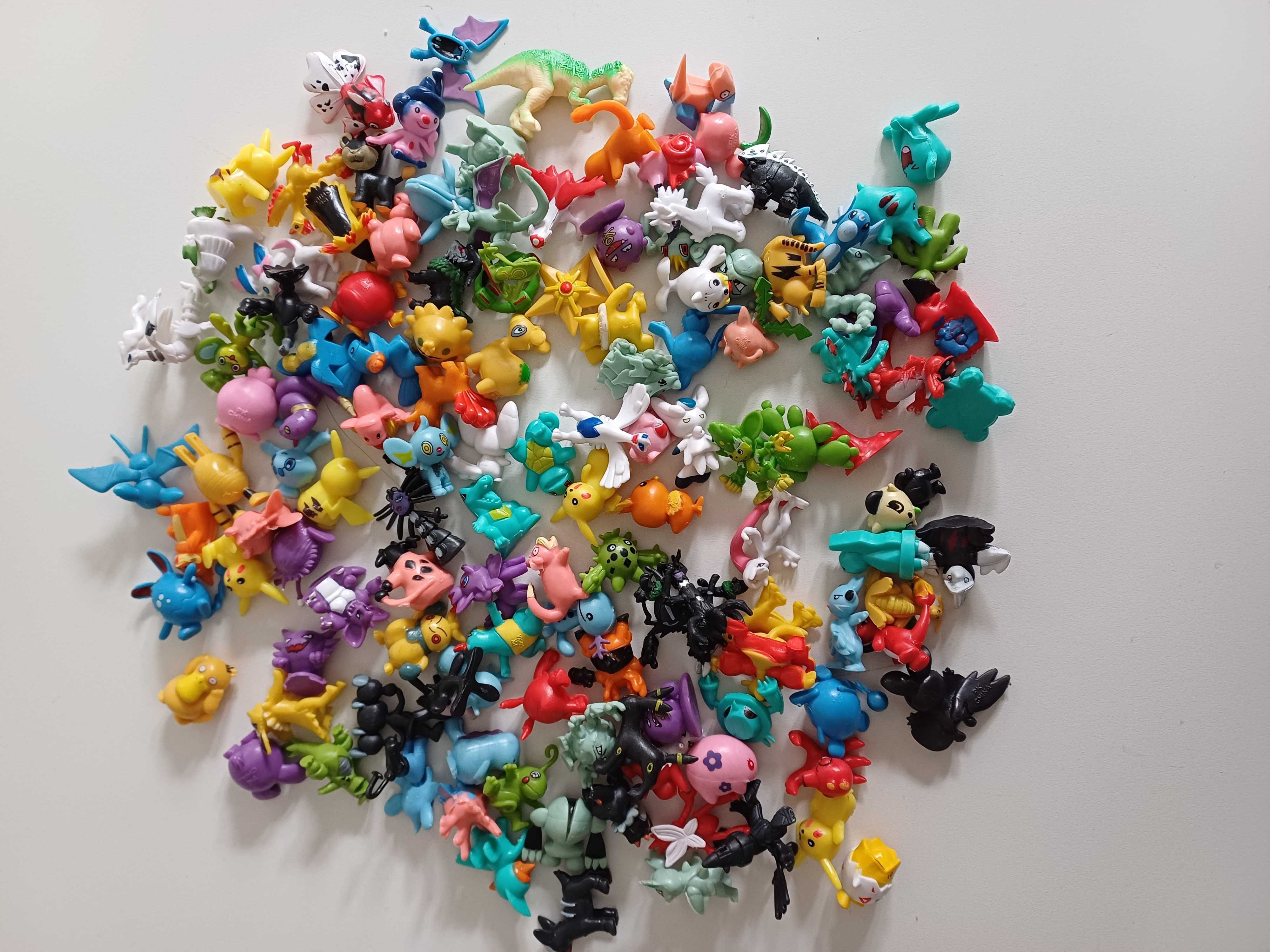 Mochila pokemon + figuras