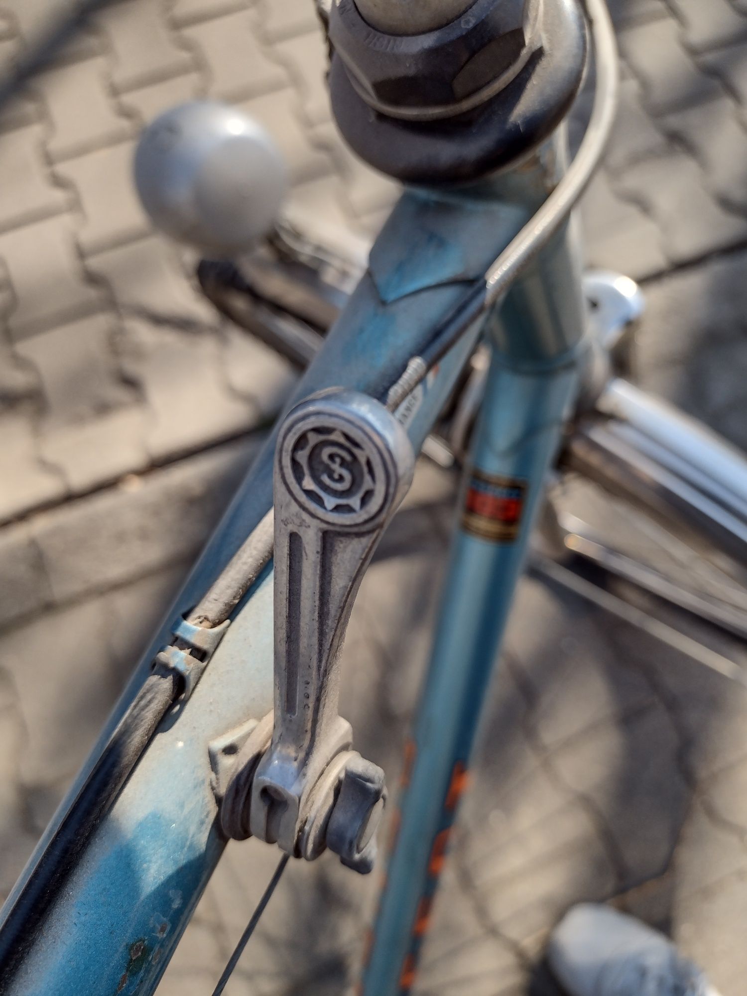 Stary męski rower marki Peugeot
