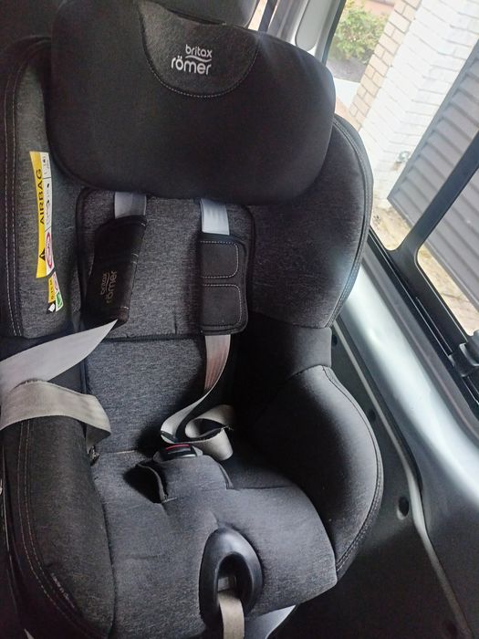 Fotelik samochodowy Britax Romer z bazą ISOFIX czarno sza