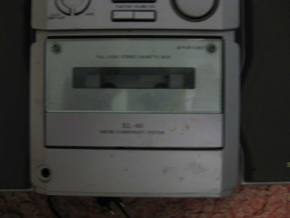 Музикальний центр SHARP xl 40 h.2000 року  не працює тільки касета.