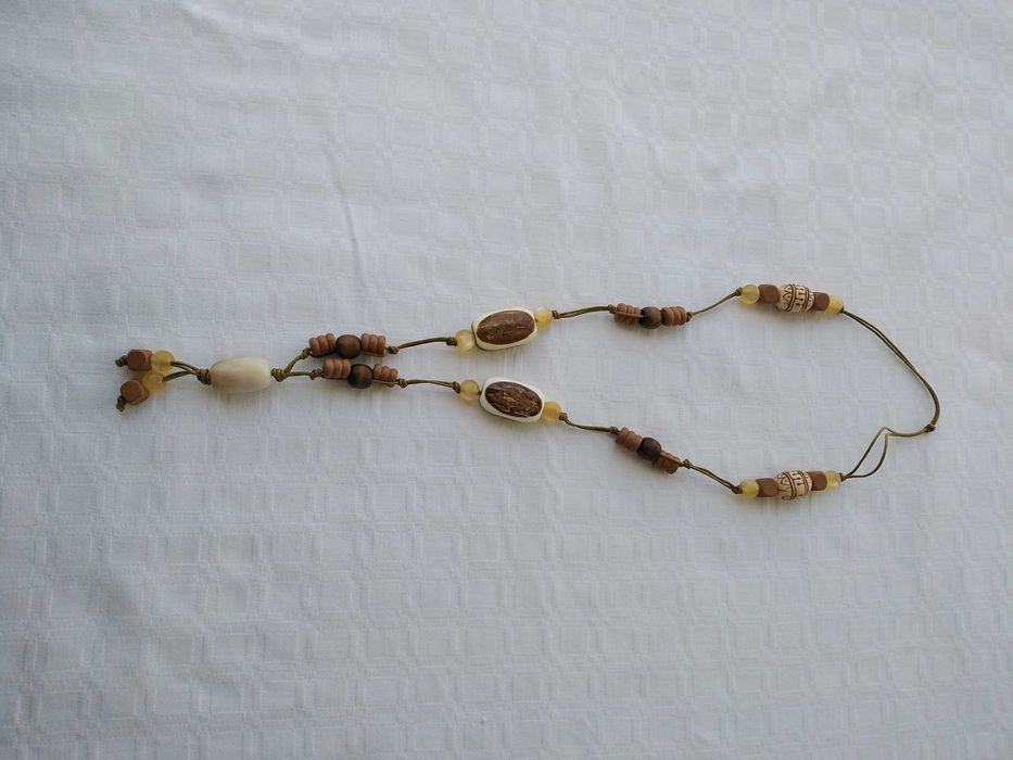 Colar com Plástico, Cerâmica e Madeira