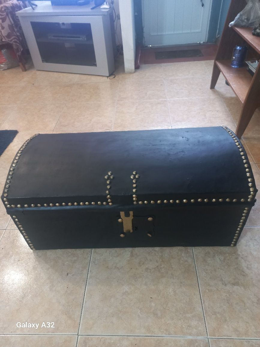 Baú em pele, preto e dourado, 90×40×40-
