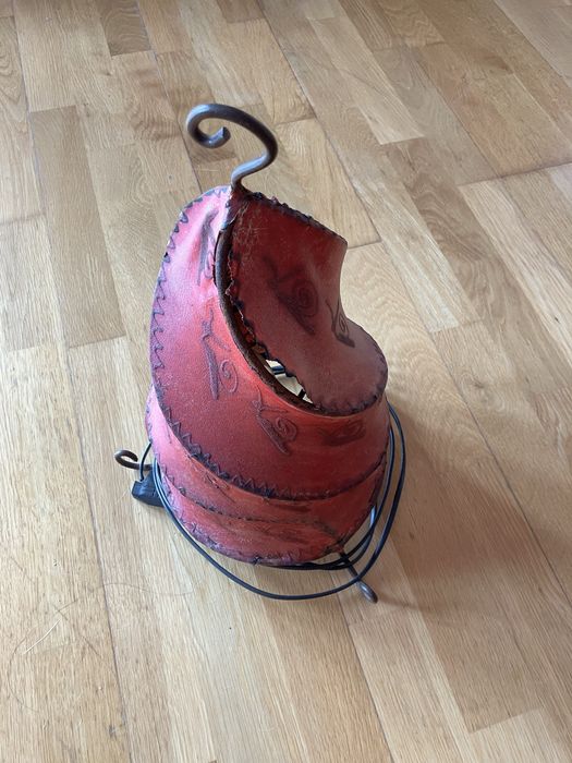 Candeeiros de chão, em couro pintado (forma de chama)(Tunisia)