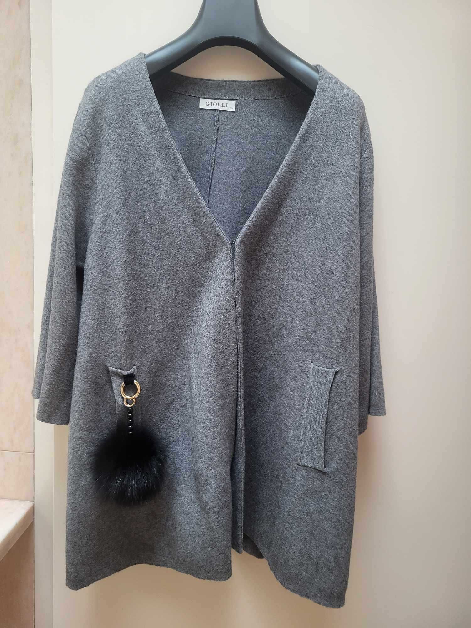 Casaco Comprido Cinza com Pompom Preto