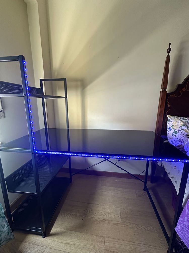 Secretária preta com LEDs