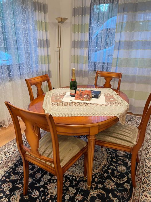 Elegancki drewniany komplet: stół i cztery krzesła z obiciem