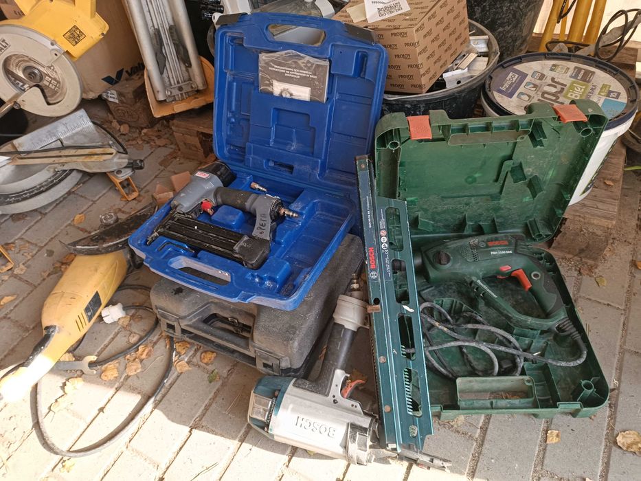 Gwoździarka pneumatyczna Bosch.