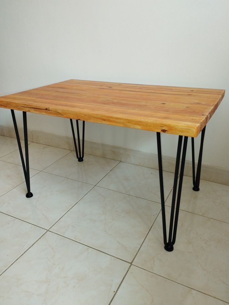 Mesa de centro em Madeira