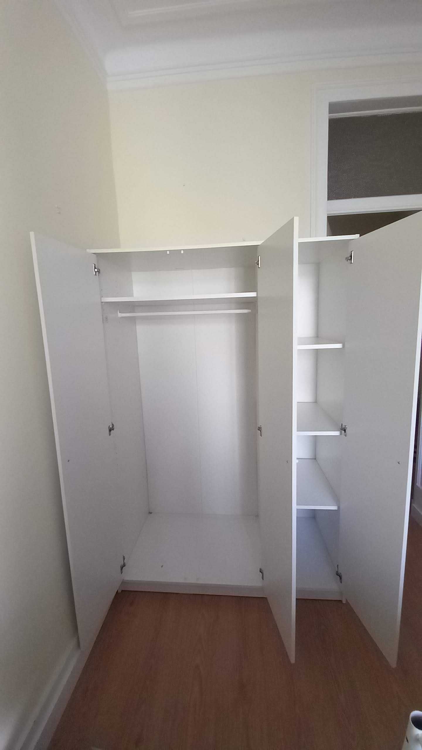 Roupeiro c/3 portas, branco, 117x176 cm NOVO (KLEPPSTAD do IKEA)