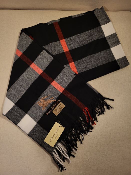 Przeoiekny szal Burberry