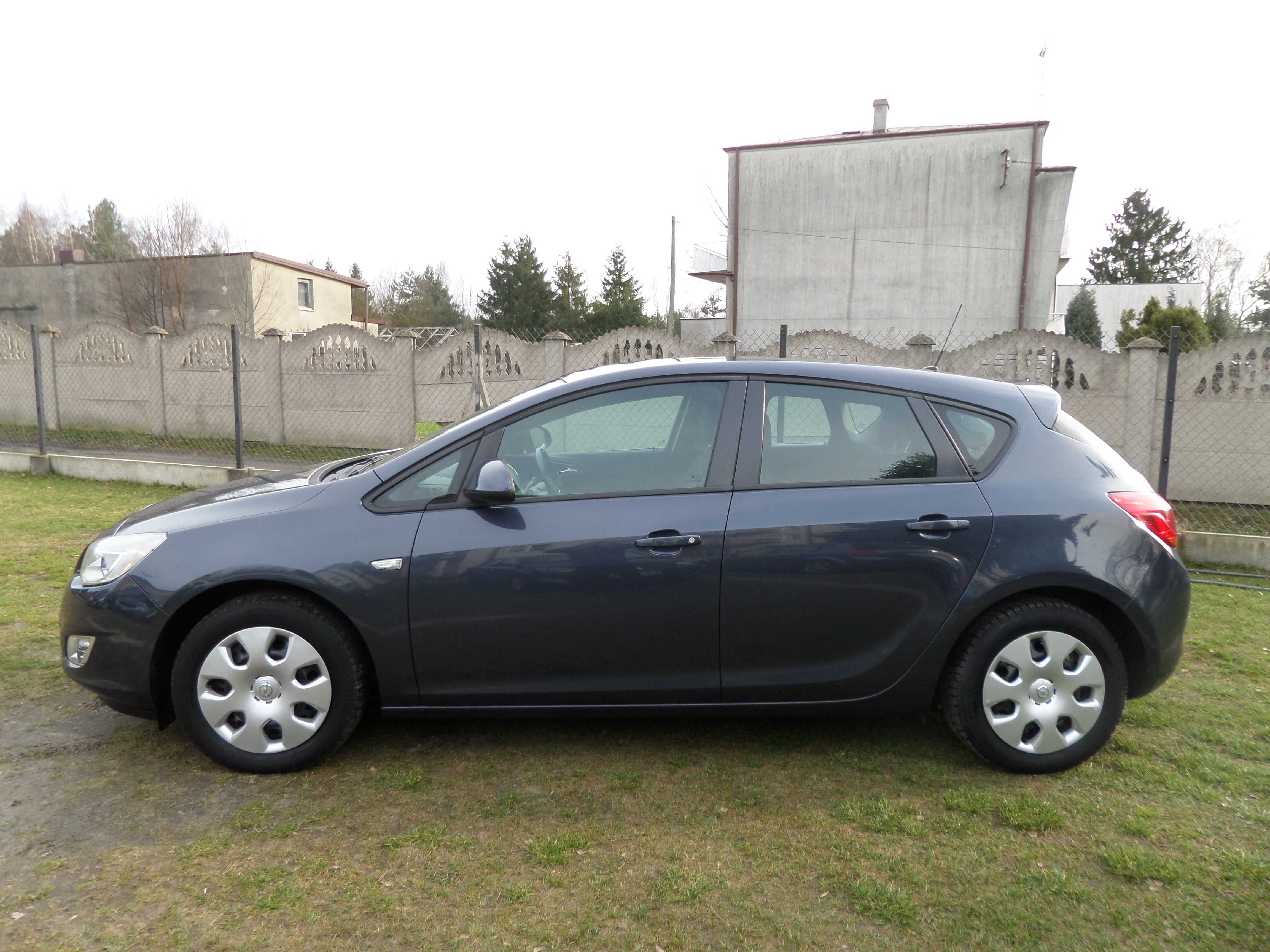 Opel Astra -- 1.6 benzyna --2010 rok --