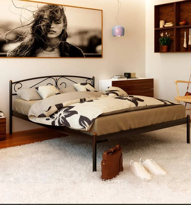 Двоспальне ліжко з матрацом