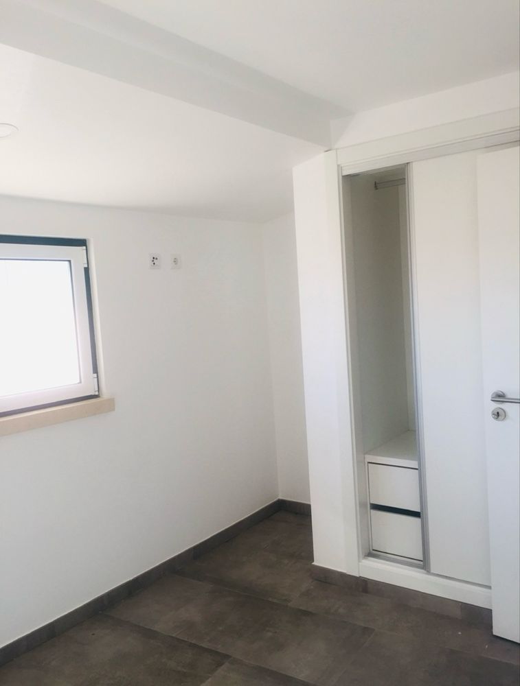 T3 com parqueamento sem mobilia p/ arrendar