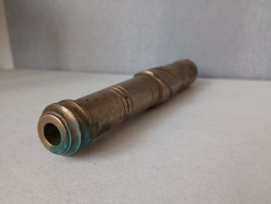 Mosiężne małe działko. Lufa armatnia