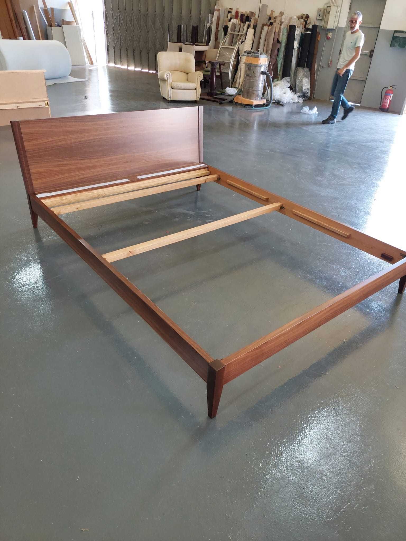 Cama Nogueira 1.6x2 COMO NOVA com estrado metalico
