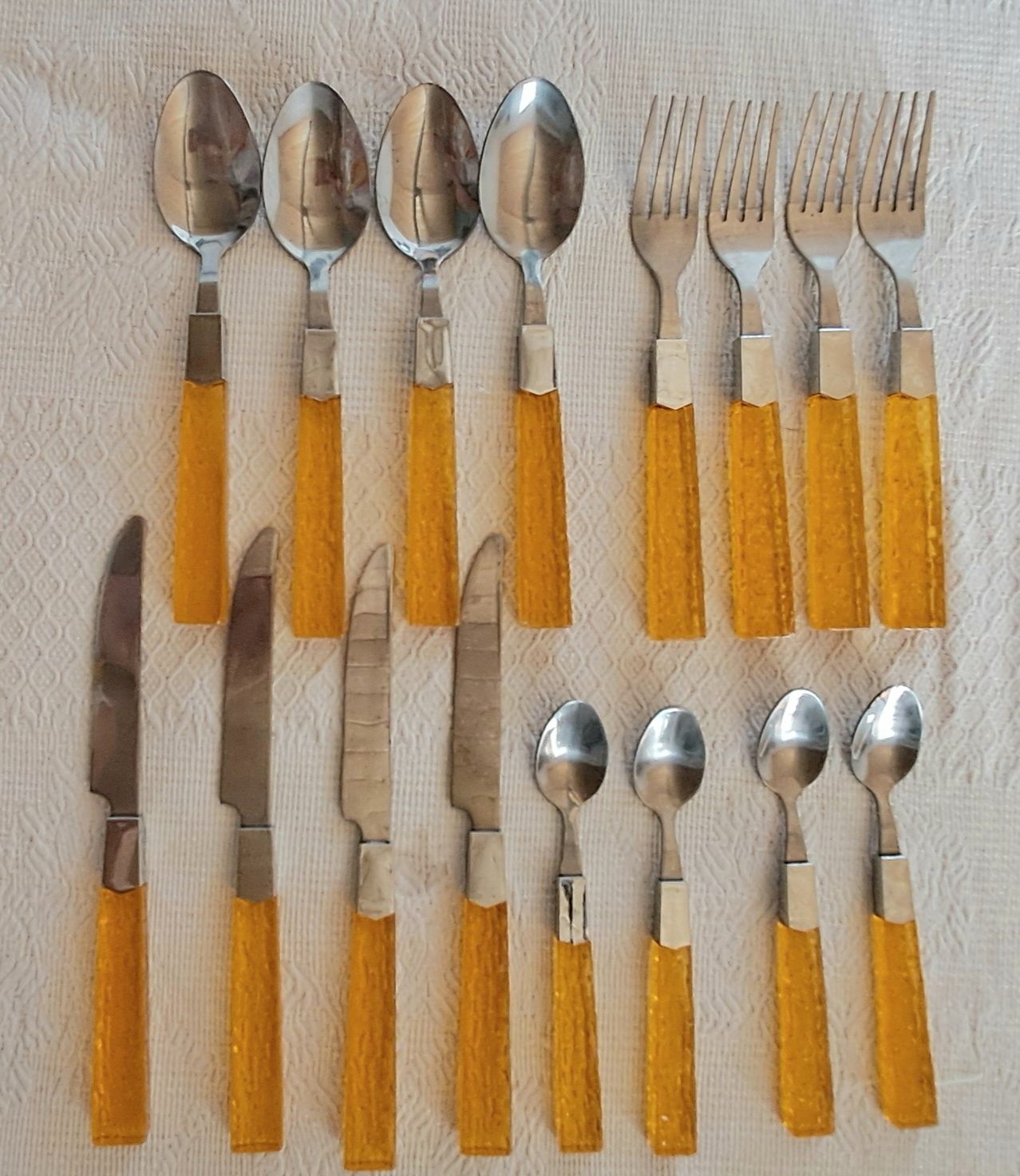 Conjunto talheres com cabo em plástico cor amber