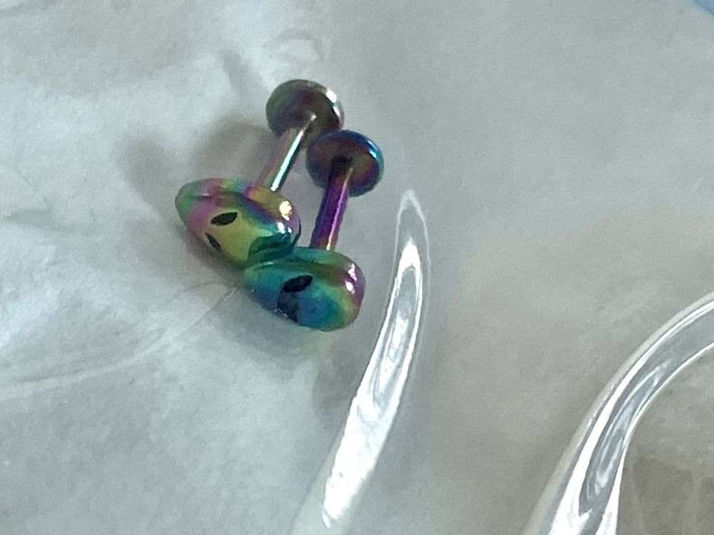 2 kolczyki do uszu kosmity rainbow aliens sterylne jałowe 1,2/10 mm