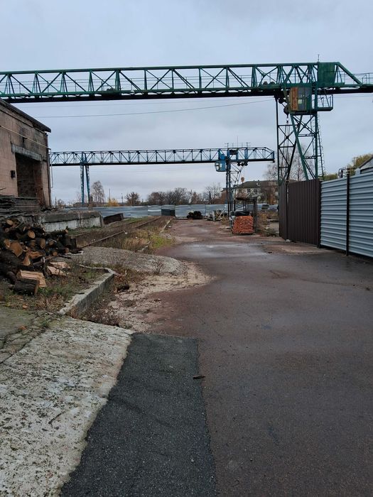 Площадка земельна під козовим краном і з залізничною колією