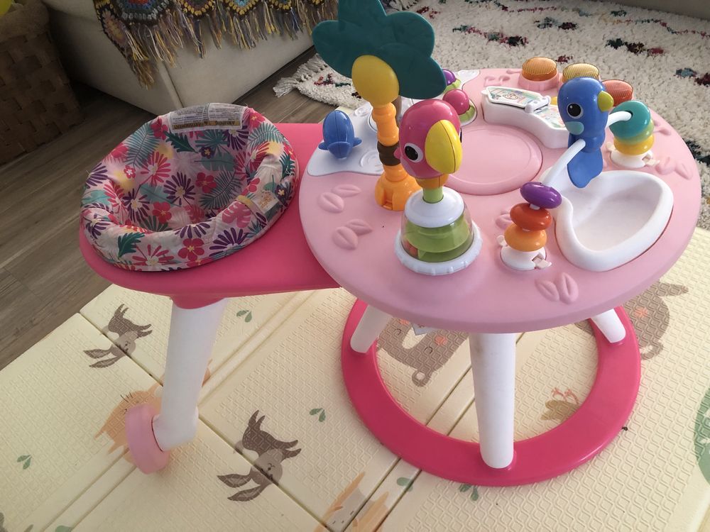 Mesa de atividades com assento